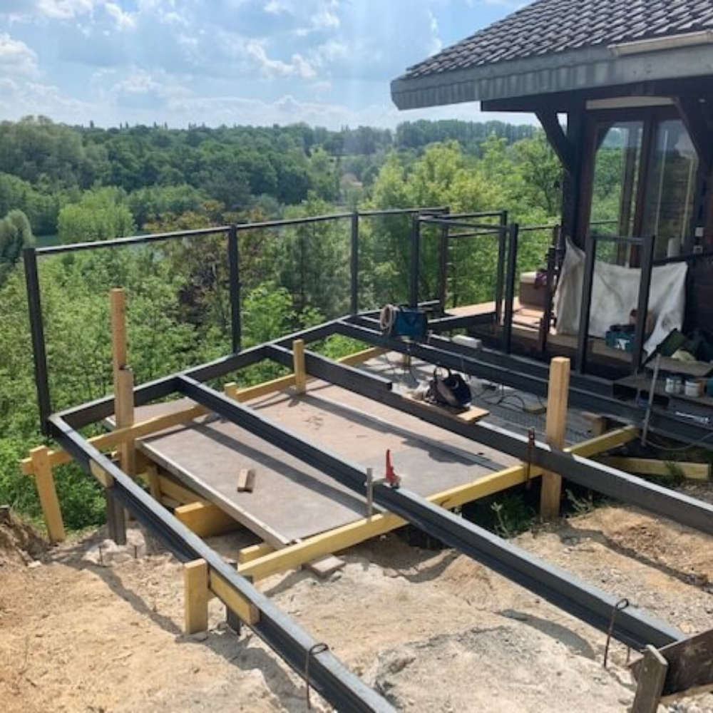 Structure porteuse avec garde-corps en acier